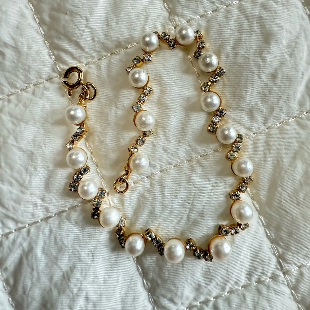 Elegant Pearl and Gold Bracelet